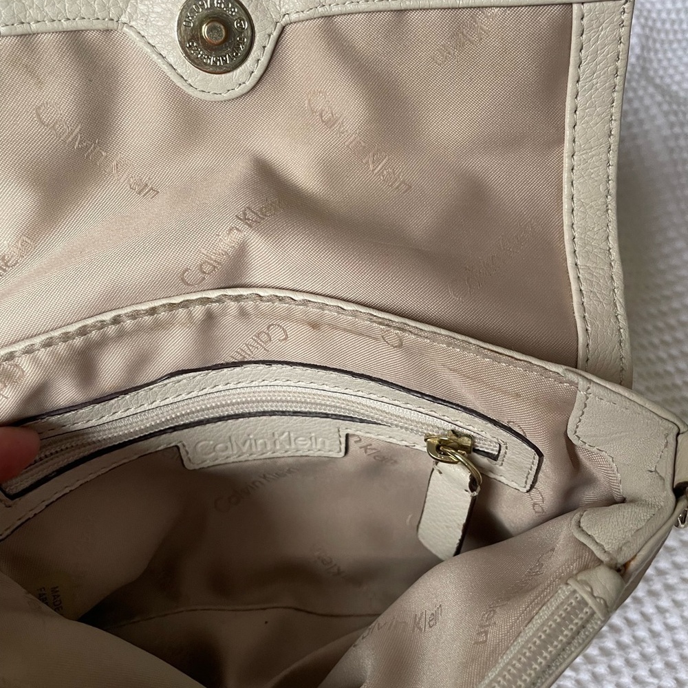 Calvin Klein Cream Crossbody Bag with Gold Chain - Picture 6 of 6